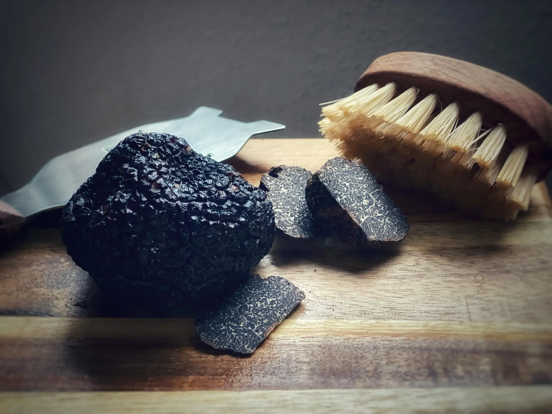 Black truffle with brush and slicer